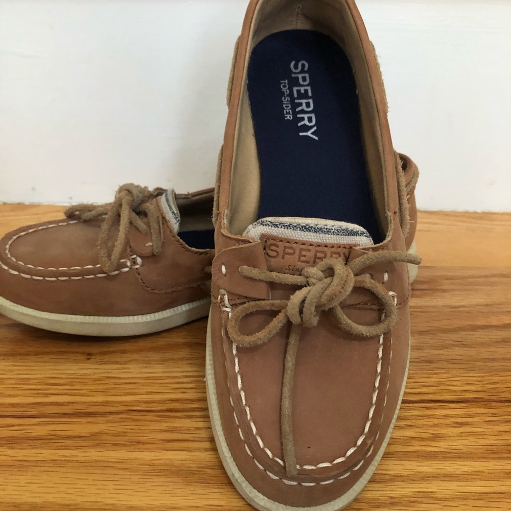Women’s Sperry Boat Shoes (Size 6)
